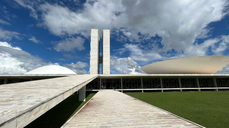 Políticos de São José dos Campos se unem a Nikolas Ferreira em caminhada a Brasília: articulação política e impacto regional