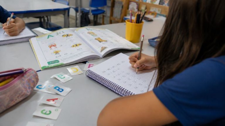 Alfabetização infantil em São José dos Campos: os pilares pedagógicos que elevam os índices de leitura no município
