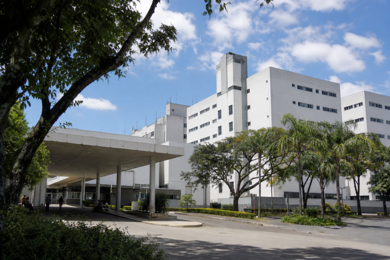 Hospital Municipal de São José dos Campos visto externamente durante o dia