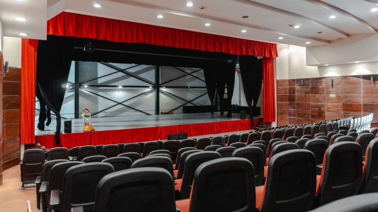 São José dos Campos terá dez dias de teatro com a 39ª edição do Festvale Palco de teatro vazio com cortinas vermelhas abertas, preparado para uma apresentação.
