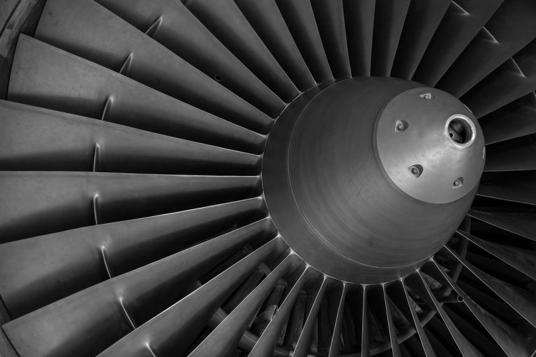São José dos Campos institui data anual para celebrar sua vocação aeroespacial Detalhe de uma turbina de aeronave em ambiente industrial