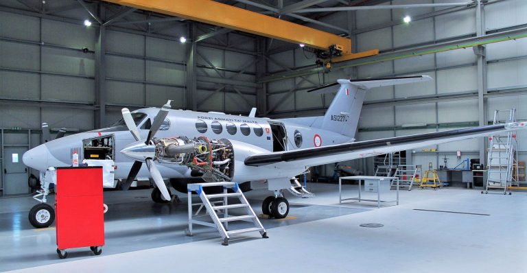 Grupo EDGE anuncia acordo para adquirir 100% da Akaer, de São José dos Campos Aeronave em manutenção dentro de um hangar amplo e moderno.